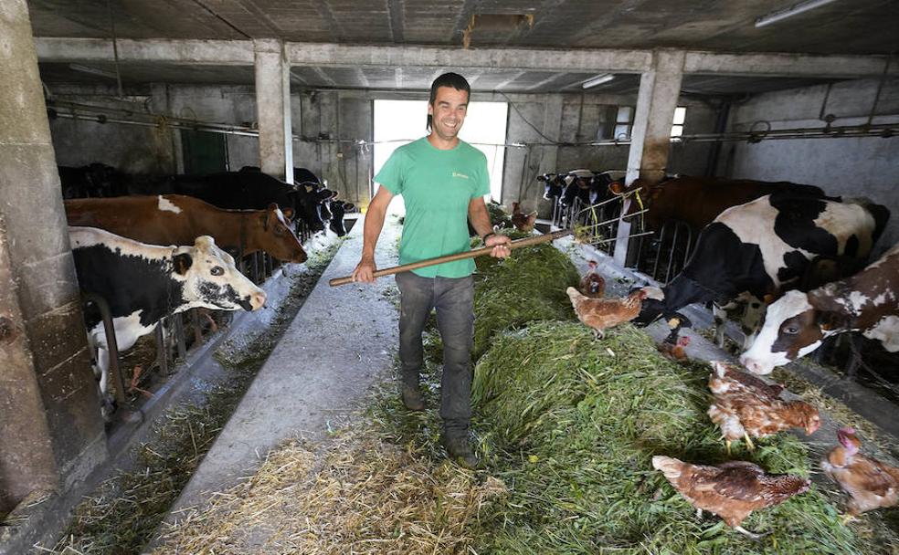 Gorka Iruretagoiena trabajando en un caserío de Asteasu.