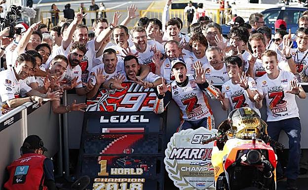 Marc Márquez celebra su séptimo títuo con su equipo. 