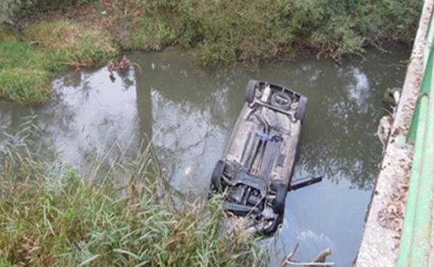 El coche ha caído por un puente al río Arakil. 