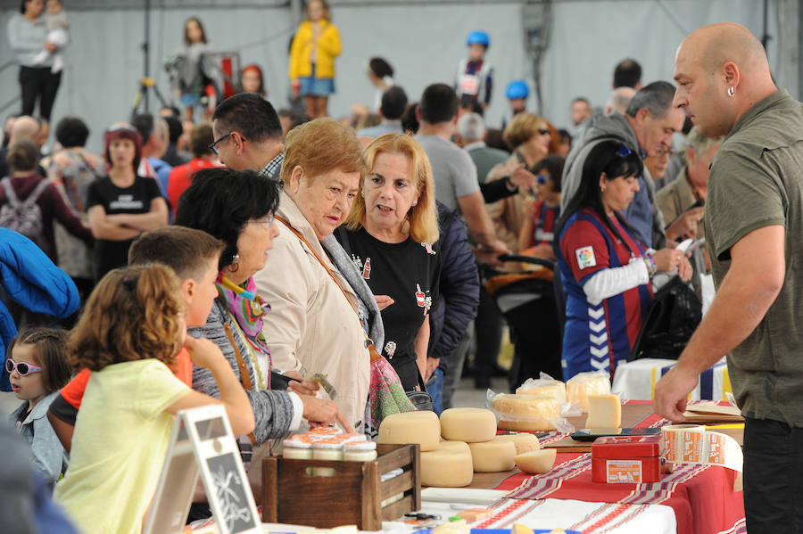Las productoras de leche llegaron el domingo hasta el centro de Eibar en una animada feria que ofreció lana, esquilada y trabajada, y quesos del Bajo Deba.