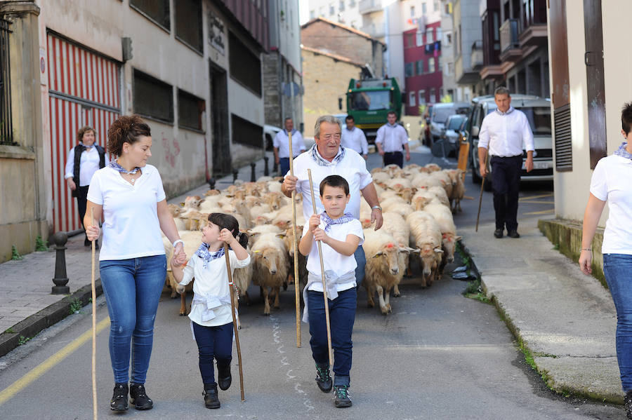 Las productoras de leche llegaron el domingo hasta el centro de Eibar en una animada feria que ofreció lana, esquilada y trabajada, y quesos del Bajo Deba.