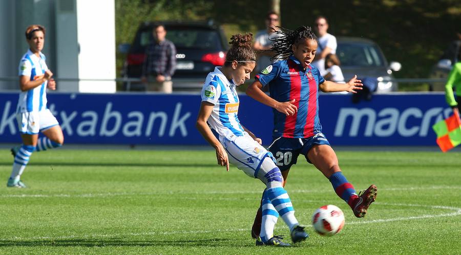 La Real Sociedad no ha podido superar al Levante UD este domingo en Zubieta. Las txuri-urdin tenían todo de su parte: un equipo muy motivado, sol y temperatura perfecta para disputar la batalla y una afición que no ha dejado de animar sus colores durante los más de 90 minutos de partido. Pero, a pesar de contar con todos los ingredientes, cuando el árbitro ha dado por finalizada la reñida disputa entre la Real y el Levante UD, el luminoso marcaba un claro 1-2 a favor de las visitantes.