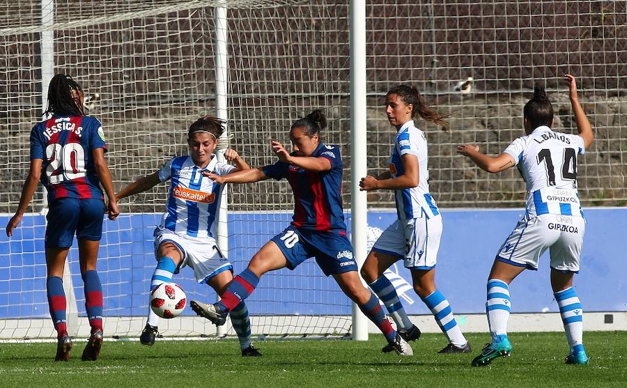 La Real Sociedad no ha podido superar al Levante UD este domingo en Zubieta. Las txuri-urdin tenían todo de su parte: un equipo muy motivado, sol y temperatura perfecta para disputar la batalla y una afición que no ha dejado de animar sus colores durante los más de 90 minutos de partido. Pero, a pesar de contar con todos los ingredientes, cuando el árbitro ha dado por finalizada la reñida disputa entre la Real y el Levante UD, el luminoso marcaba un claro 1-2 a favor de las visitantes.