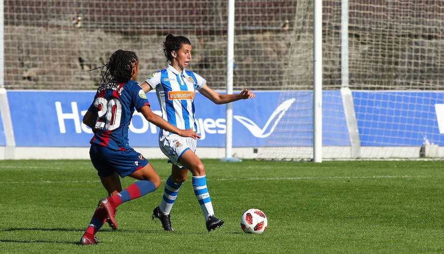 La Real Sociedad no ha podido superar al Levante UD este domingo en Zubieta. Las txuri-urdin tenían todo de su parte: un equipo muy motivado, sol y temperatura perfecta para disputar la batalla y una afición que no ha dejado de animar sus colores durante los más de 90 minutos de partido. Pero, a pesar de contar con todos los ingredientes, cuando el árbitro ha dado por finalizada la reñida disputa entre la Real y el Levante UD, el luminoso marcaba un claro 1-2 a favor de las visitantes.