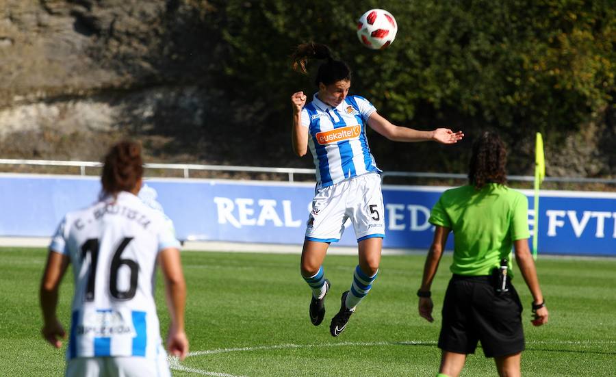 La Real Sociedad no ha podido superar al Levante UD este domingo en Zubieta. Las txuri-urdin tenían todo de su parte: un equipo muy motivado, sol y temperatura perfecta para disputar la batalla y una afición que no ha dejado de animar sus colores durante los más de 90 minutos de partido. Pero, a pesar de contar con todos los ingredientes, cuando el árbitro ha dado por finalizada la reñida disputa entre la Real y el Levante UD, el luminoso marcaba un claro 1-2 a favor de las visitantes.