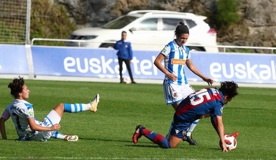 La Real Sociedad no ha podido superar al Levante UD este domingo en Zubieta. Las txuri-urdin tenían todo de su parte: un equipo muy motivado, sol y temperatura perfecta para disputar la batalla y una afición que no ha dejado de animar sus colores durante los más de 90 minutos de partido. Pero, a pesar de contar con todos los ingredientes, cuando el árbitro ha dado por finalizada la reñida disputa entre la Real y el Levante UD, el luminoso marcaba un claro 1-2 a favor de las visitantes.