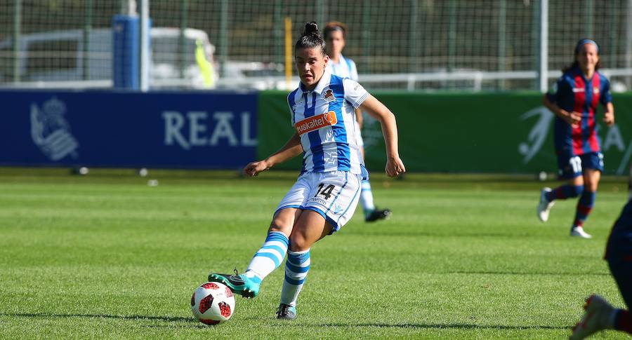 La Real Sociedad no ha podido superar al Levante UD este domingo en Zubieta. Las txuri-urdin tenían todo de su parte: un equipo muy motivado, sol y temperatura perfecta para disputar la batalla y una afición que no ha dejado de animar sus colores durante los más de 90 minutos de partido. Pero, a pesar de contar con todos los ingredientes, cuando el árbitro ha dado por finalizada la reñida disputa entre la Real y el Levante UD, el luminoso marcaba un claro 1-2 a favor de las visitantes.