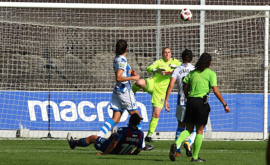 La Real Sociedad no ha podido superar al Levante UD este domingo en Zubieta. Las txuri-urdin tenían todo de su parte: un equipo muy motivado, sol y temperatura perfecta para disputar la batalla y una afición que no ha dejado de animar sus colores durante los más de 90 minutos de partido. Pero, a pesar de contar con todos los ingredientes, cuando el árbitro ha dado por finalizada la reñida disputa entre la Real y el Levante UD, el luminoso marcaba un claro 1-2 a favor de las visitantes.