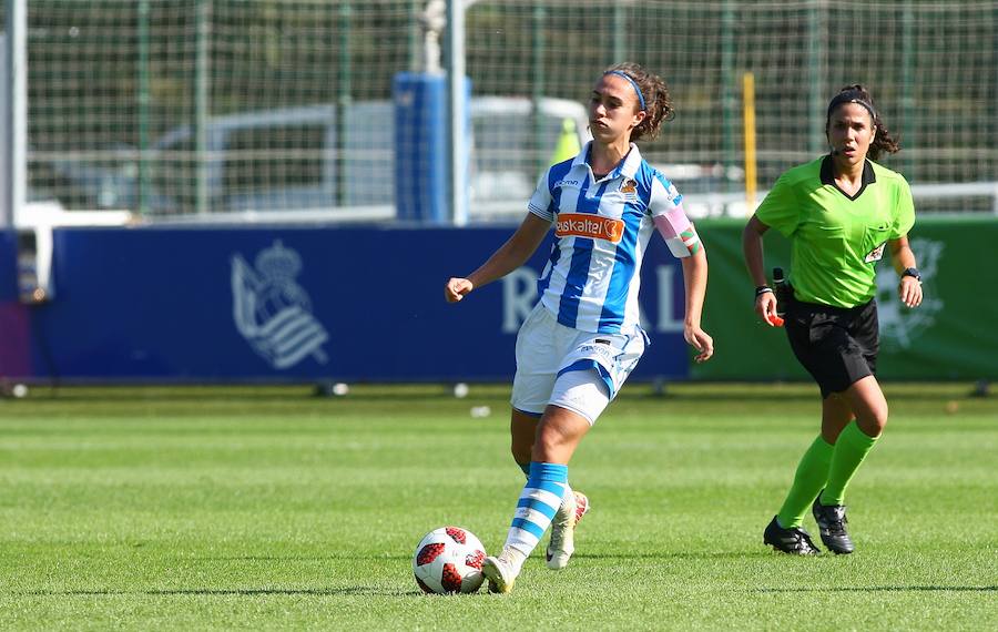 La Real Sociedad no ha podido superar al Levante UD este domingo en Zubieta. Las txuri-urdin tenían todo de su parte: un equipo muy motivado, sol y temperatura perfecta para disputar la batalla y una afición que no ha dejado de animar sus colores durante los más de 90 minutos de partido. Pero, a pesar de contar con todos los ingredientes, cuando el árbitro ha dado por finalizada la reñida disputa entre la Real y el Levante UD, el luminoso marcaba un claro 1-2 a favor de las visitantes.