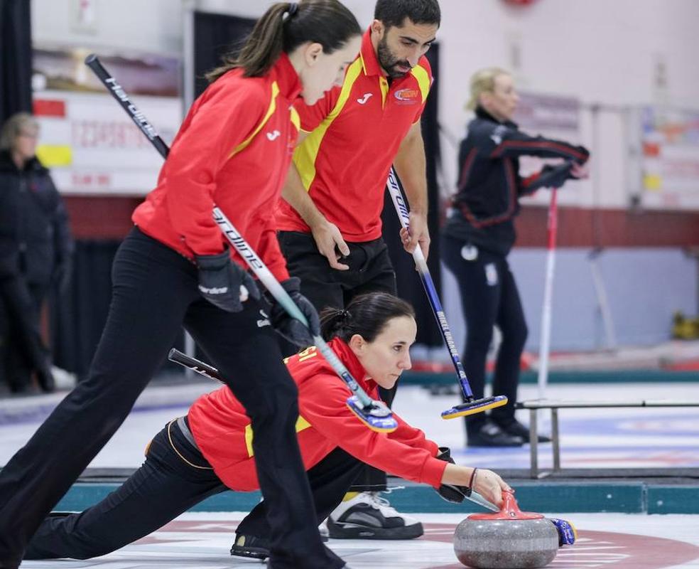Los integrantes del Txuri-Berri, en acción durante el Mundial Mixto de Canadá.