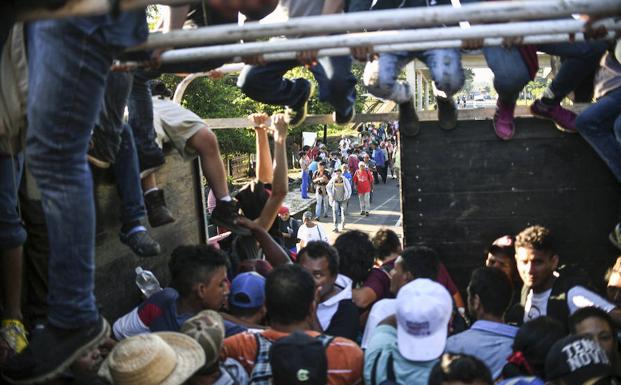 Un grupo de emigrantes hondureños se traslada en un camión camino de Tapachula (México).