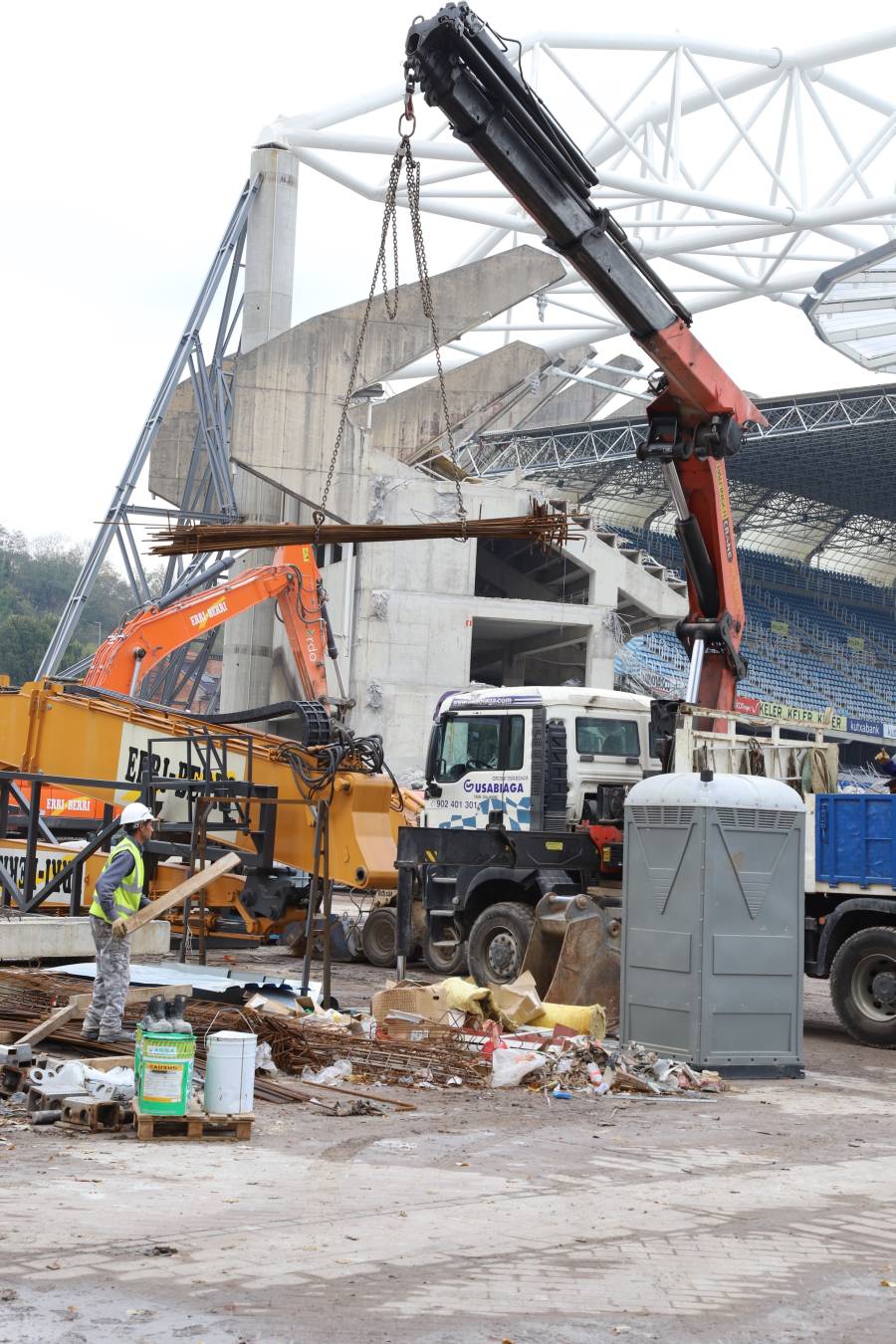 Las obras del estadio de la Real Sociedad avanzan a buen ritmo y ya no queda nada del viejo fondo norte de Anoeta.