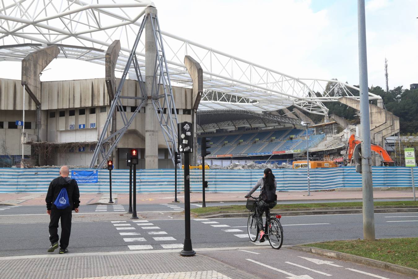 Las obras del estadio de la Real Sociedad avanzan a buen ritmo y ya no queda nada del viejo fondo norte de Anoeta.