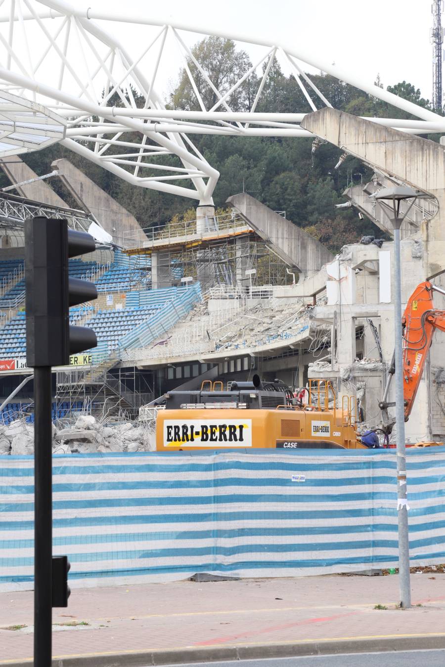 Las obras del estadio de la Real Sociedad avanzan a buen ritmo y ya no queda nada del viejo fondo norte de Anoeta.