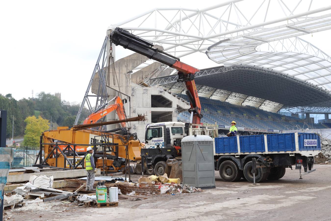 Las obras del estadio de la Real Sociedad avanzan a buen ritmo y ya no queda nada del viejo fondo norte de Anoeta.