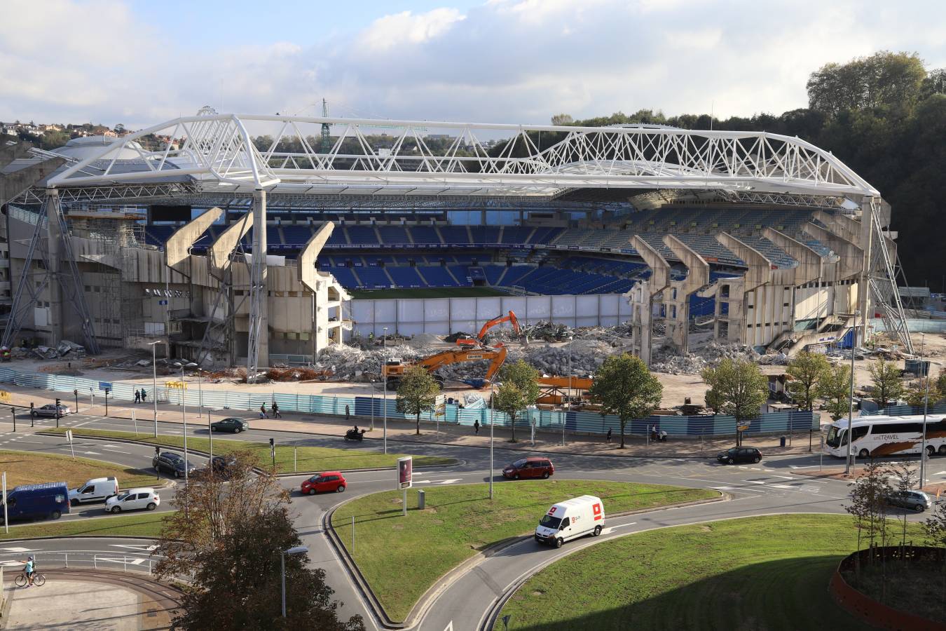 Las obras del estadio de la Real Sociedad avanzan a buen ritmo y ya no queda nada del viejo fondo norte de Anoeta.