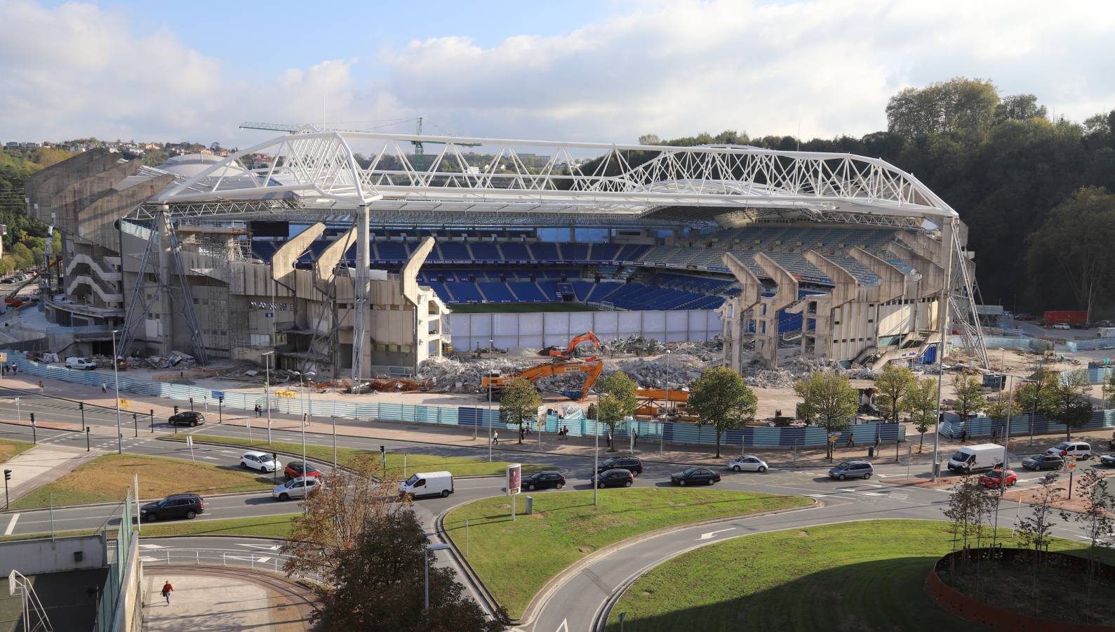 Las obras del estadio de la Real Sociedad avanzan a buen ritmo y ya no queda nada del viejo fondo norte de Anoeta.