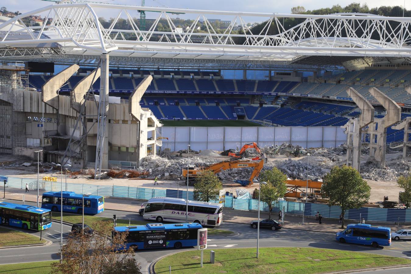 Las obras del estadio de la Real Sociedad avanzan a buen ritmo y ya no queda nada del viejo fondo norte de Anoeta.