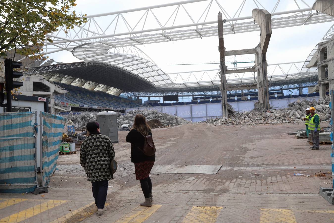 Las obras del estadio de la Real Sociedad avanzan a buen ritmo y ya no queda nada del viejo fondo norte de Anoeta.