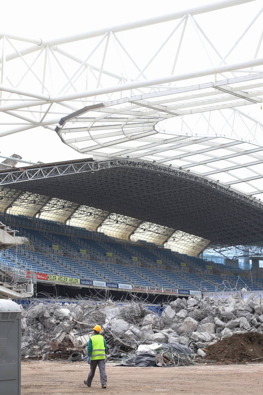 Las obras del estadio de la Real Sociedad avanzan a buen ritmo y ya no queda nada del viejo fondo norte de Anoeta.