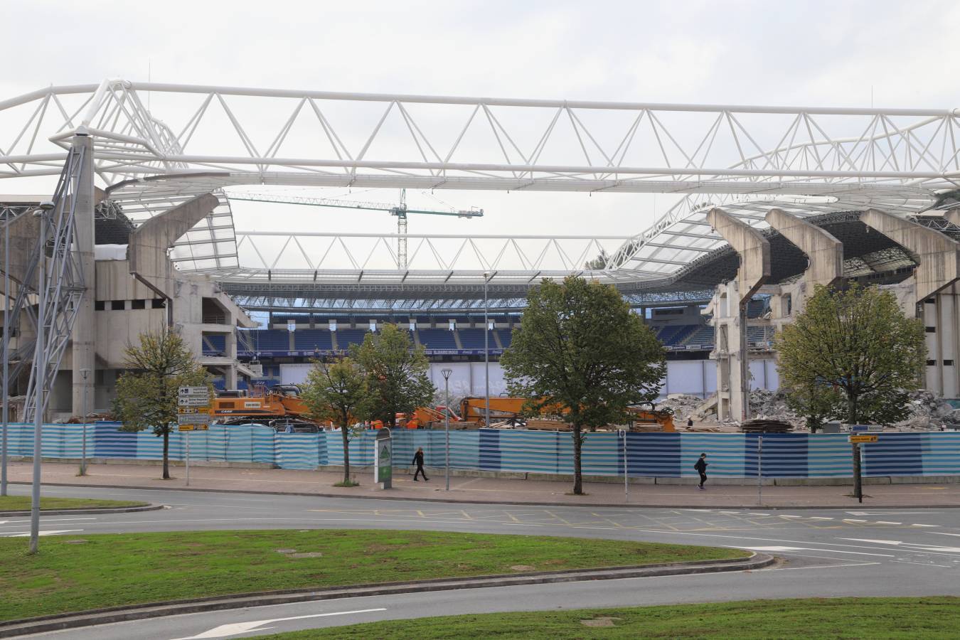 Las obras del estadio de la Real Sociedad avanzan a buen ritmo y ya no queda nada del viejo fondo norte de Anoeta.