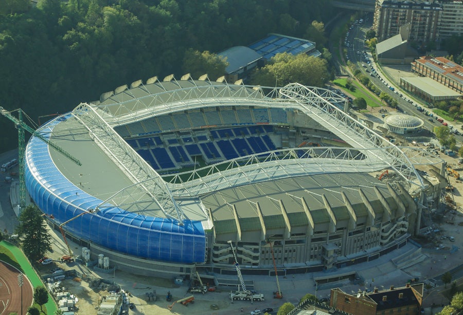 Las obras del estadio de la Real Sociedad avanzan a buen ritmo y ya no queda nada del viejo fondo norte de Anoeta.