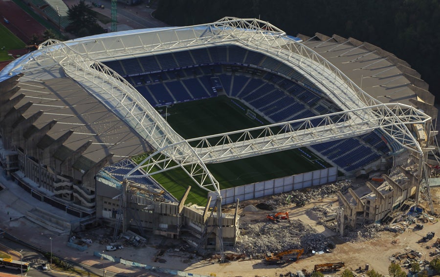 Las obras del estadio de la Real Sociedad avanzan a buen ritmo y ya no queda nada del viejo fondo norte de Anoeta.