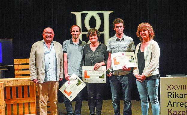 La alcaldesa y el técnico de Euskera Patxi Baztarrika junto a los premiados en la edición 2016. 