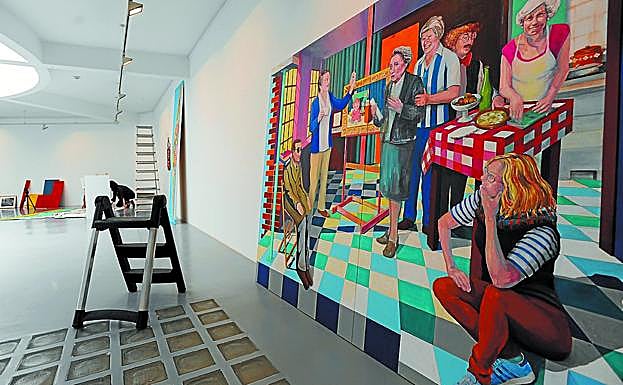 Preparativos. Una de las pinturas apoyada en la pared, a la espera de colocación. 