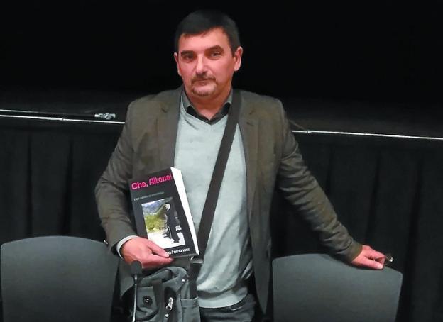 Ángel Mario Fernández en la presentación de su libro.
