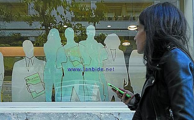 Una mujer delante de la oficina de Lanbide del barrio donostiarra de Gros.
