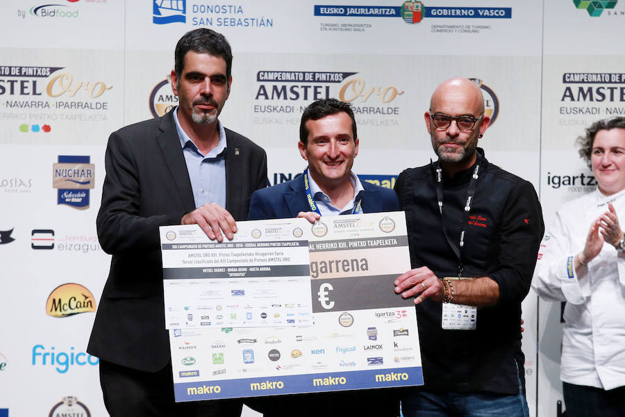 Jorge Otxoa y Félix Jiménez, del restaurante El Mercao de Pamplona, han ganado el XIII Campeonato de Pintxos de Euskal Herria, celebrado en el Kursaal de San Sebastián, con una propuesta bautizada como «Camarón de la Concha», elaborada de dos tortillas de camarón que encierran una elaboración de txangurro a la donostiarra.