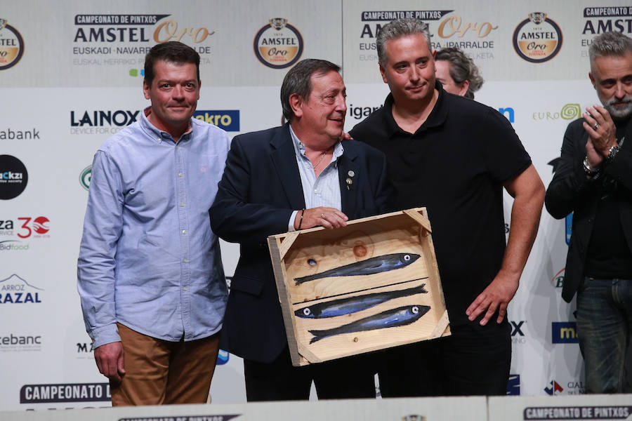 Jorge Otxoa y Félix Jiménez, del restaurante El Mercao de Pamplona, han ganado el XIII Campeonato de Pintxos de Euskal Herria, celebrado en el Kursaal de San Sebastián, con una propuesta bautizada como «Camarón de la Concha», elaborada de dos tortillas de camarón que encierran una elaboración de txangurro a la donostiarra.