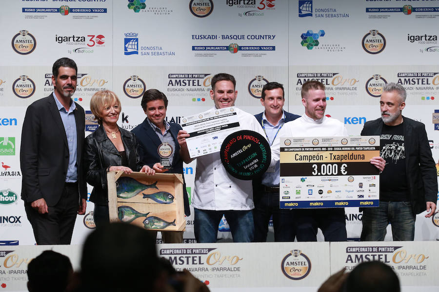 Jorge Otxoa y Félix Jiménez, del restaurante El Mercao de Pamplona, han ganado el XIII Campeonato de Pintxos de Euskal Herria, celebrado en el Kursaal de San Sebastián, con una propuesta bautizada como «Camarón de la Concha», elaborada de dos tortillas de camarón que encierran una elaboración de txangurro a la donostiarra.