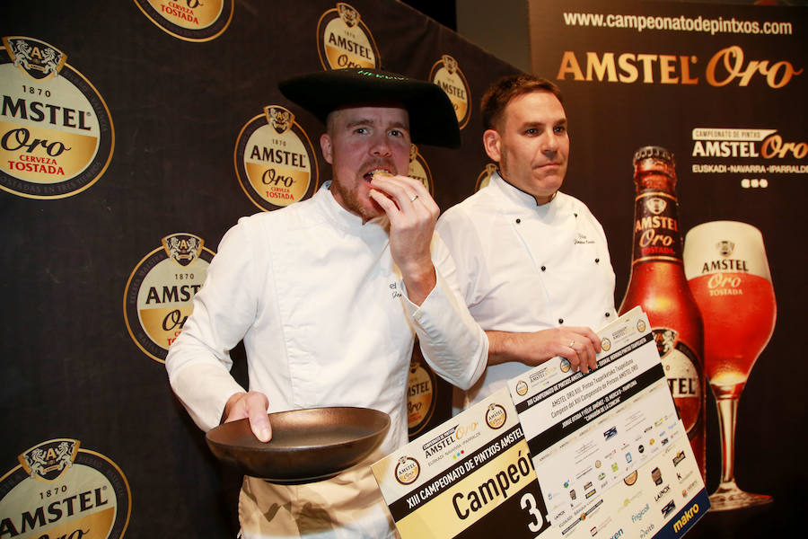 Jorge Otxoa y Félix Jiménez, del restaurante El Mercao de Pamplona, han ganado el XIII Campeonato de Pintxos de Euskal Herria, celebrado en el Kursaal de San Sebastián, con una propuesta bautizada como «Camarón de la Concha», elaborada de dos tortillas de camarón que encierran una elaboración de txangurro a la donostiarra.