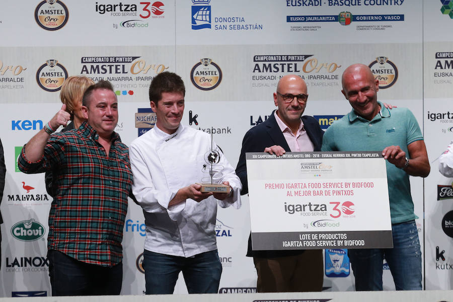 Jorge Otxoa y Félix Jiménez, del restaurante El Mercao de Pamplona, han ganado el XIII Campeonato de Pintxos de Euskal Herria, celebrado en el Kursaal de San Sebastián, con una propuesta bautizada como «Camarón de la Concha», elaborada de dos tortillas de camarón que encierran una elaboración de txangurro a la donostiarra.