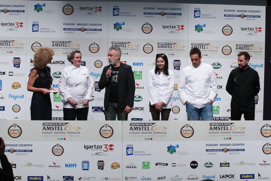 Jorge Otxoa y Félix Jiménez, del restaurante El Mercao de Pamplona, han ganado el XIII Campeonato de Pintxos de Euskal Herria, celebrado en el Kursaal de San Sebastián, con una propuesta bautizada como «Camarón de la Concha», elaborada de dos tortillas de camarón que encierran una elaboración de txangurro a la donostiarra.