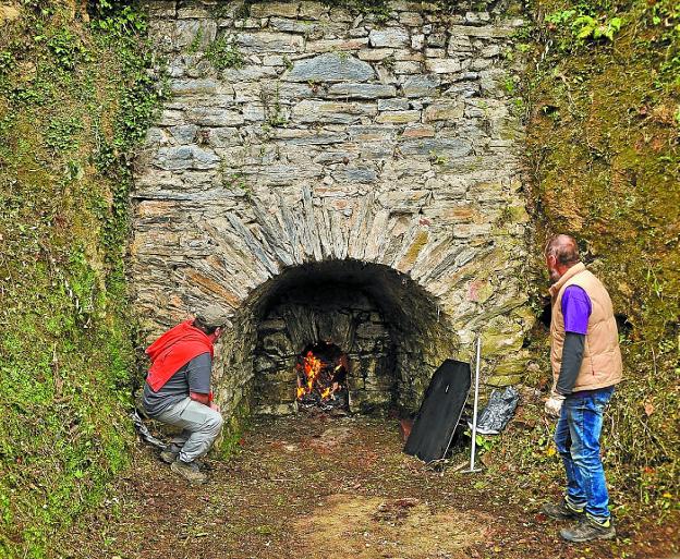 Fiesta. Xabier Arruti y Javier Gallo, de Burdina, junto al horno calero del caserío Ortzaika. 