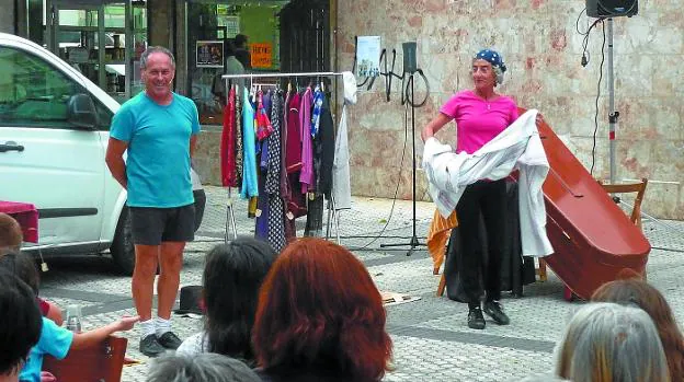 Teatro de calle. Los actores de Trapu Zaharra representarán el montaje 'Sefiní' el sábado en la plaza de los Gudaris. 