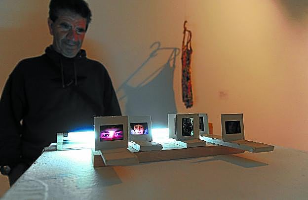 La exposición presenta obras con distintas técnicas y formatos, incluso las casi desaparecidas diapositivas. 