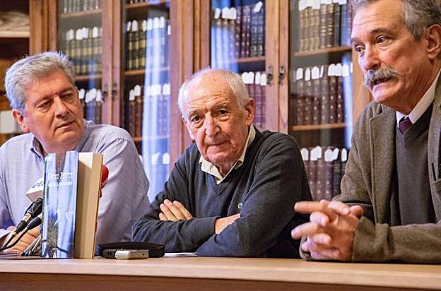 Inazio Mujika Iraola (edizioaren prestatzailea), Anjel Lertxundi idazlea eta Alberdania etxeko Jorge Giménez Bech, atzo Donostiako Udal Liburutegian.