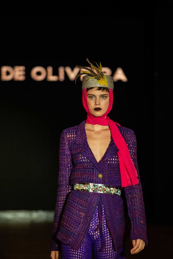 Los diseñadores que durante el último año han llevado a cabo una residencia artística promovida por Kutxa Kultur Moda deslumbraron este viernes en el Museo Balenciaga. La segunda promoción se graduó ayer a lo grande, con un desfile lleno de creatividad, originalidad y colorido en el que cada uno de los cinco diseñadores enseñaron las líneas maestras de la forma en la que entienden la moda. En el ambiente quedó la sensación de que todos ellos han dado un paso al frente y ya no son promesas: pese a su juventud, son ya auténticas realidades.