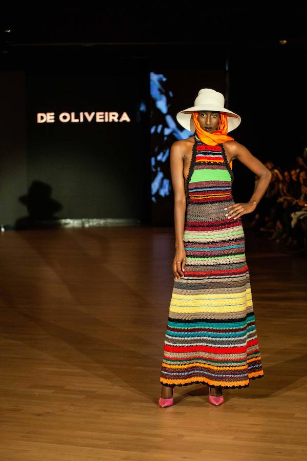 Los diseñadores que durante el último año han llevado a cabo una residencia artística promovida por Kutxa Kultur Moda deslumbraron este viernes en el Museo Balenciaga. La segunda promoción se graduó ayer a lo grande, con un desfile lleno de creatividad, originalidad y colorido en el que cada uno de los cinco diseñadores enseñaron las líneas maestras de la forma en la que entienden la moda. En el ambiente quedó la sensación de que todos ellos han dado un paso al frente y ya no son promesas: pese a su juventud, son ya auténticas realidades.