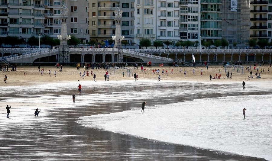 Euskadi está ya lista para el primer temporal del otoño. Viento, lluvia, nieve, olas... serán protagonistas cuando menos en las próximas 36 horas. 
