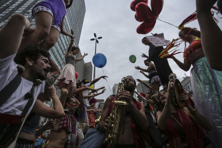 Centenas de personas participan, en Río de Janeiro, en un acto conocido como «Marcha de los Payasos» para apoyar al candidato socialista a la presidencia de Brasil, Fernando Haddad. 