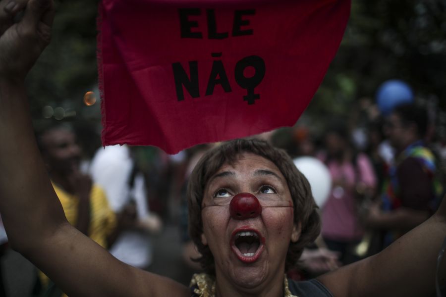 Centenas de personas participan, en Río de Janeiro, en un acto conocido como «Marcha de los Payasos» para apoyar al candidato socialista a la presidencia de Brasil, Fernando Haddad. 