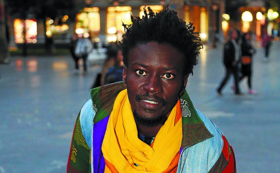 Mamadou Dia, «migrante y activista de la construcción de un mundo mejor», está en Donostia para presentar su libro. 