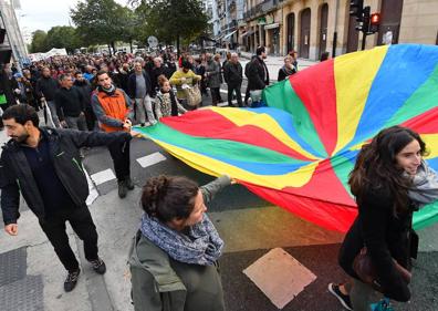 Imagen secundaria 1 - Varios momentos de la manifestación por San Sebastián.