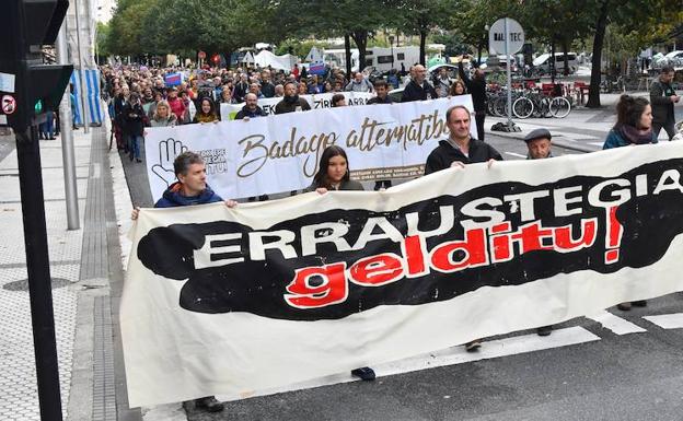 Imagen principal - Varios momentos de la manifestación por San Sebastián.