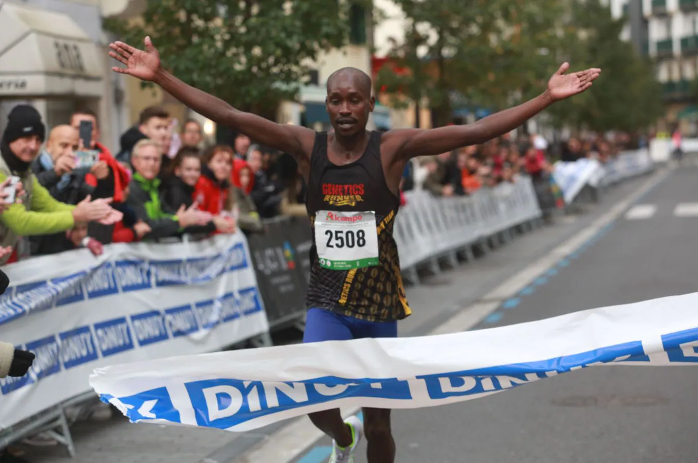 El keniano peleó el récord de la prueba (1h05) hasta el último tramo del exigente perfil del Medio Maratón de Donibane-Lohitzune-Hondarribia disputado esta mañana bajo unas duras condiciones meteorológicas. 